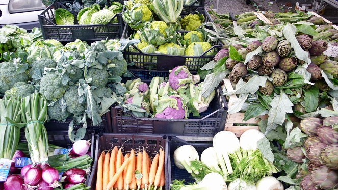 market stand in Umbria with broccoli, cauliflowers, fennel and carrots